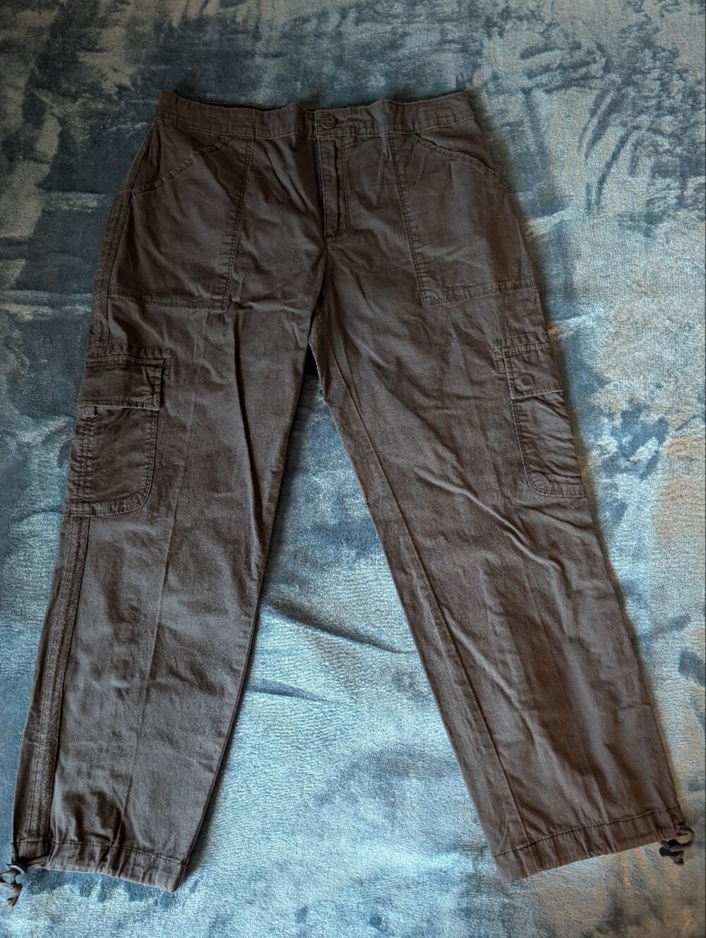 Women’s Ankle Cargo Pants in Dark Gray